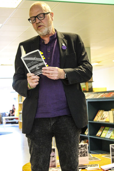 Walesiska poeten Anthony Jones läser på Mjölby bibliotek.